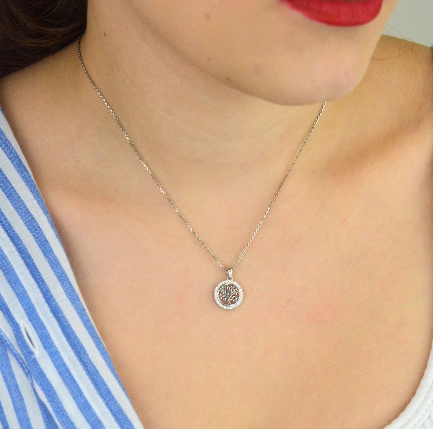 Zawieszka srebrna DIA-ZAW-13330-925 z motywem drzewka szczęścia, ozdobiona cyrkoniami. Próba 925, długość 1,7 cm, szerokość 1,2 cm, waga 1,30 g. Symboliczna, elegancka biżuteria.1.jpg