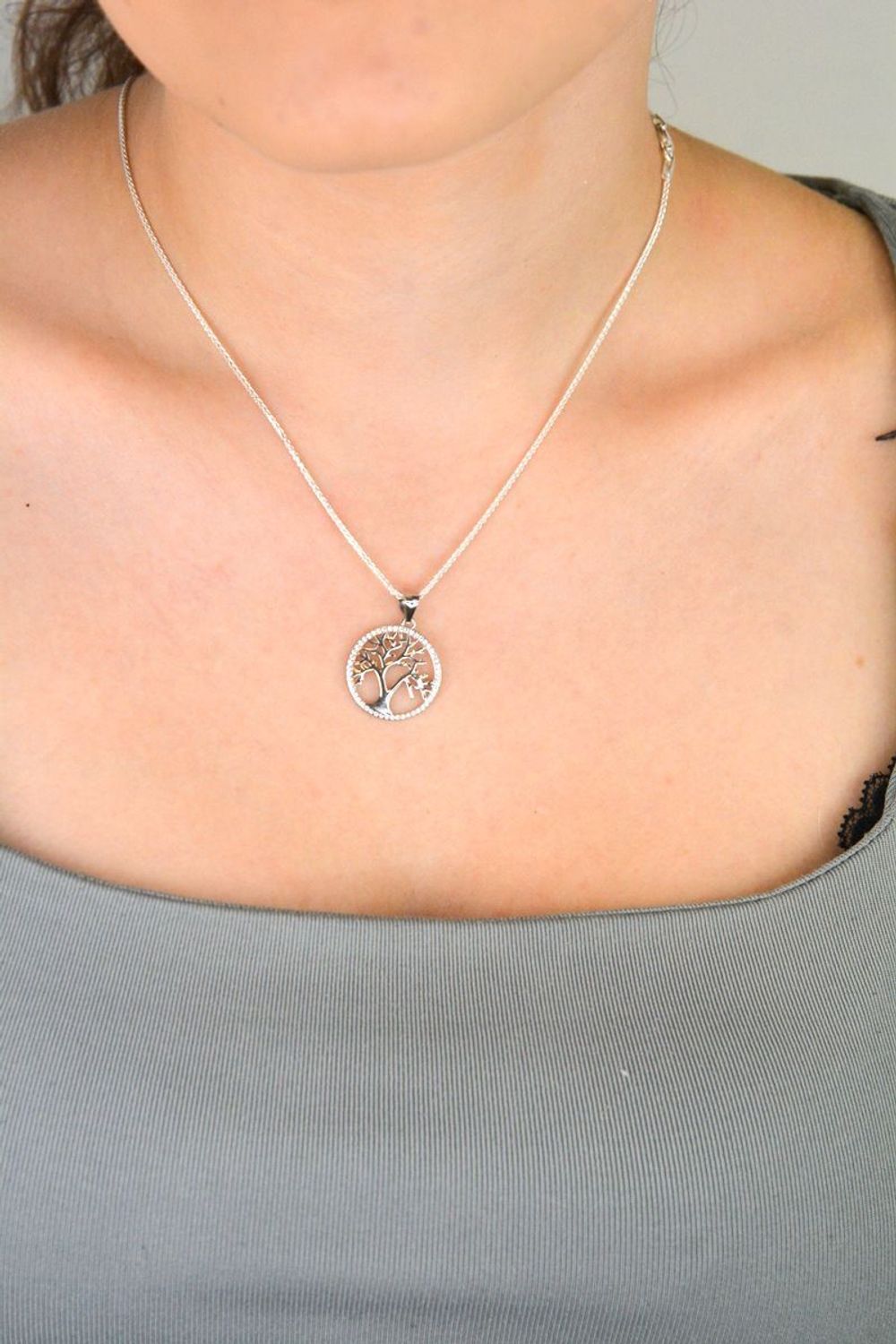 Zawieszka srebrna DIA-ZAW-13331-925 z motywem drzewka szczęścia, ozdobiona cyrkoniami. Próba 925, waga 1,60 g, długość 2,7 cm x 2,0 cm. Symbolika i elegancja w jednym.1.jpg