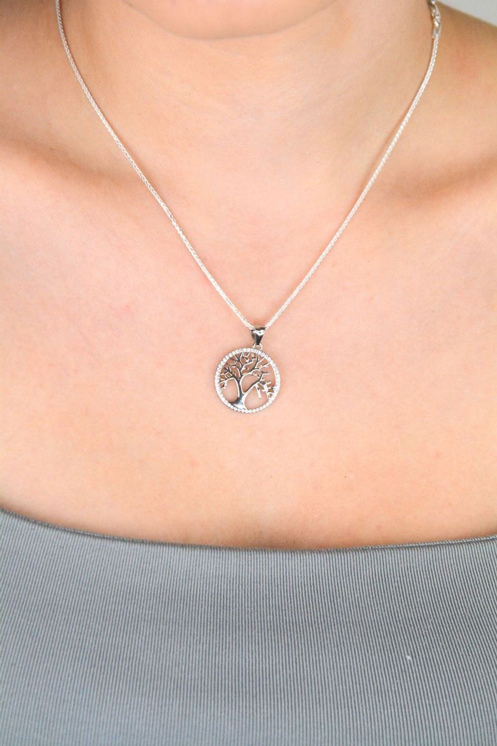 Zawieszka srebrna DIA-ZAW-13331-925 z motywem drzewka szczęścia, ozdobiona cyrkoniami. Próba 925, waga 1,60 g, długość 2,7 cm x 2,0 cm. Symbolika i elegancja w jednym.1.jpg