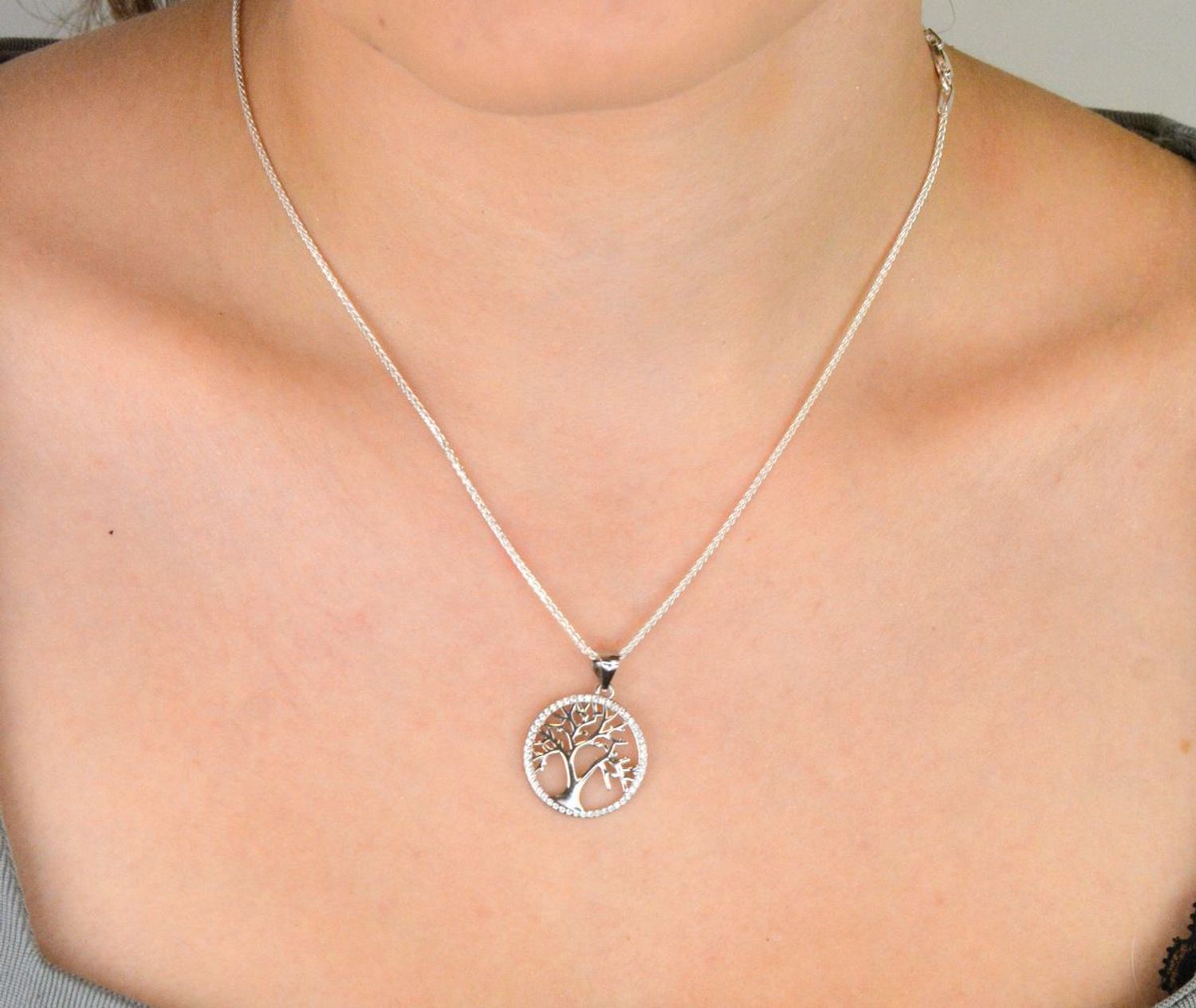 Zawieszka srebrna DIA-ZAW-13331-925 z motywem drzewka szczęścia, ozdobiona cyrkoniami. Próba 925, waga 1,60 g, długość 2,7 cm x 2,0 cm. Symbolika i elegancja w jednym.1.jpg