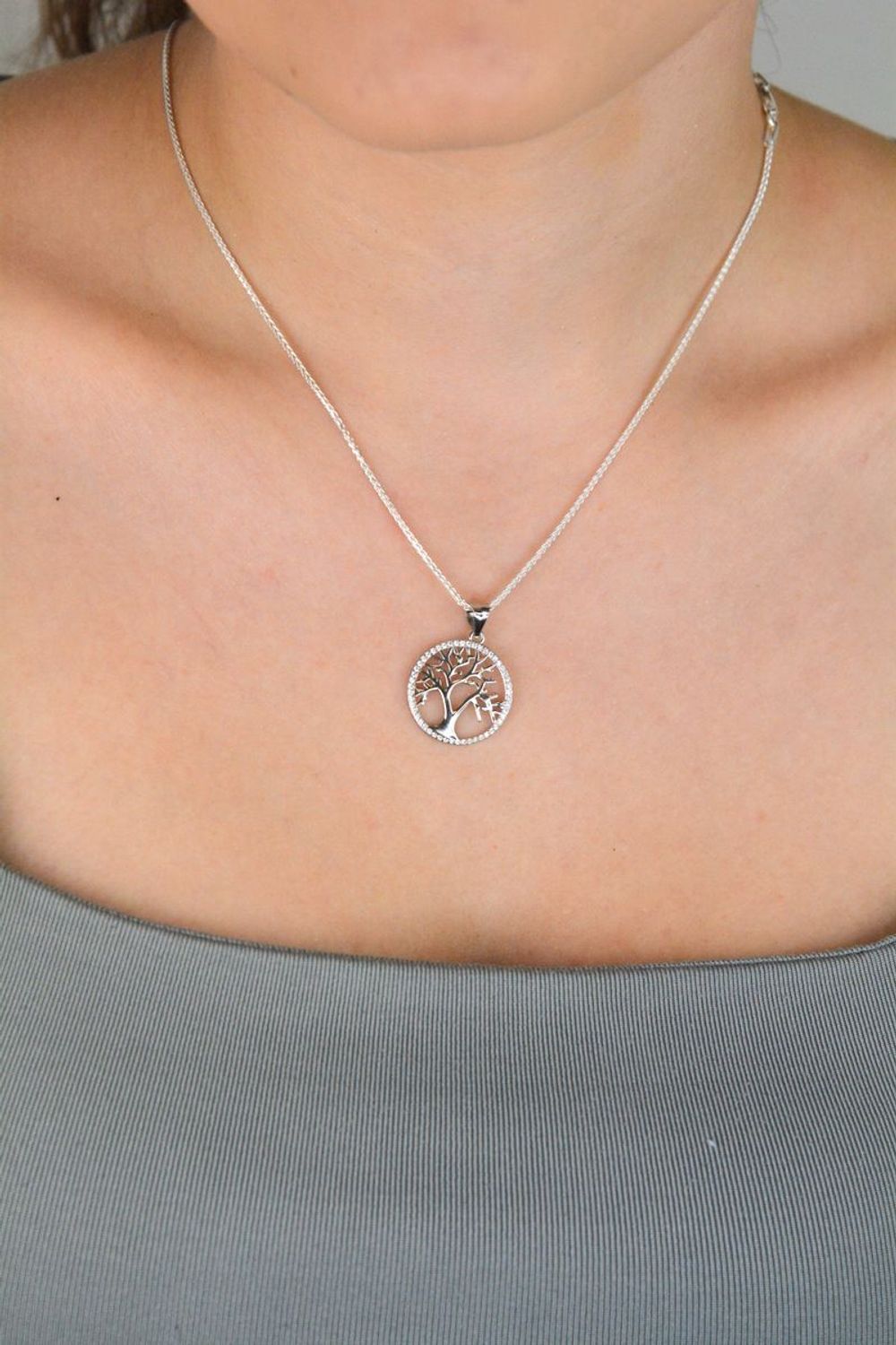 Zawieszka srebrna DIA-ZAW-13331-925 z motywem drzewka szczęścia, ozdobiona cyrkoniami. Próba 925, waga 1,60 g, długość 2,7 cm x 2,0 cm. Symbolika i elegancja w jednym.1.jpg