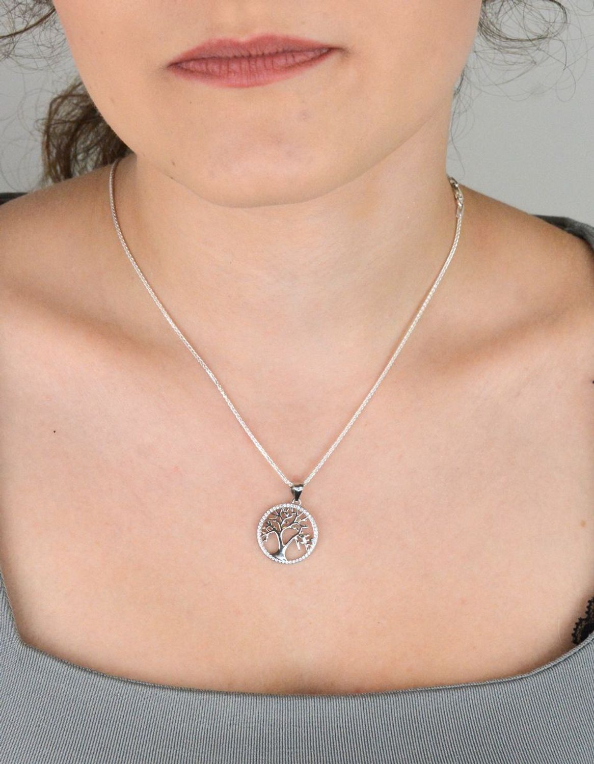 Zawieszka srebrna DIA-ZAW-13331-925 z motywem drzewka szczęścia, ozdobiona cyrkoniami. Próba 925, waga 1,60 g, długość 2,7 cm x 2,0 cm. Symbolika i elegancja w jednym.1.jpg