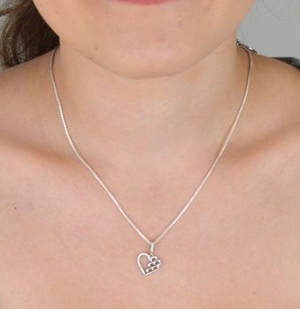 Zawieszka srebrna w kształcie serca DIA-ZAW-13332-925, zdobiona cyrkoniami. Próba 925, długość z oczkiem 2,0 cm, szerokość 1,4 cm, waga 0,90 g. Klasyczna, delikatna i kobieca (2).JPG
