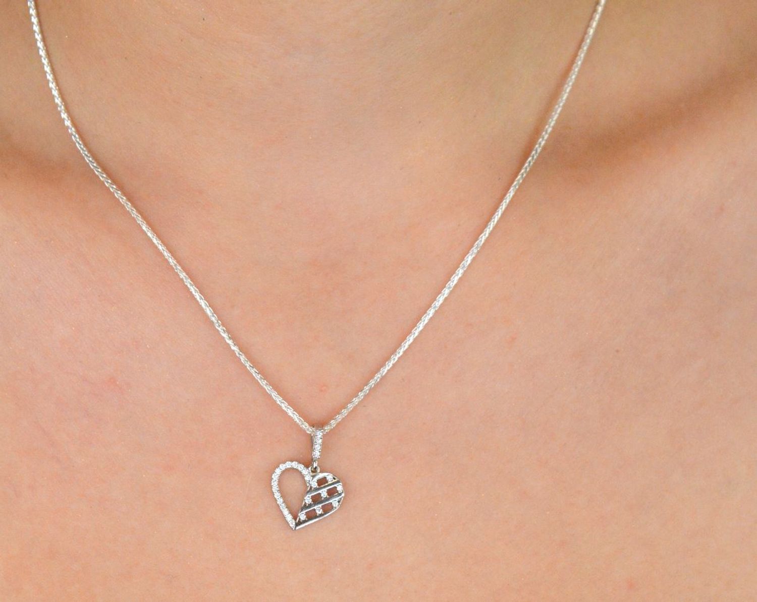 Zawieszka srebrna w kształcie serca DIA-ZAW-13332-925, zdobiona cyrkoniami. Próba 925, długość z oczkiem 2,0 cm, szerokość 1,4 cm, waga 0,90 g. Klasyczna, delikatna i kobieca.1.jpg