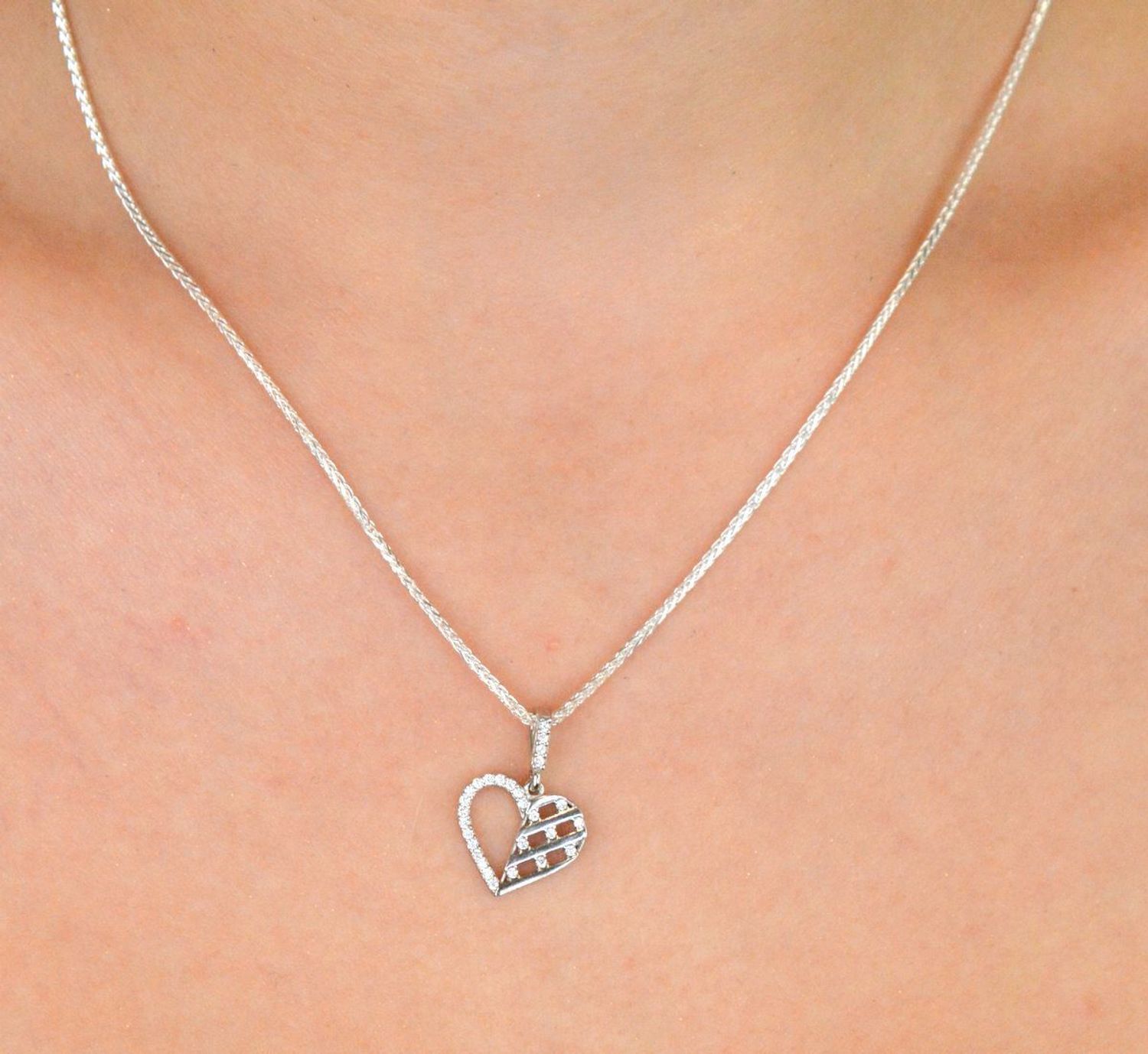 Zawieszka srebrna w kształcie serca DIA-ZAW-13332-925, zdobiona cyrkoniami. Próba 925, długość z oczkiem 2,0 cm, szerokość 1,4 cm, waga 0,90 g. Klasyczna, delikatna i kobieca.1.jpg