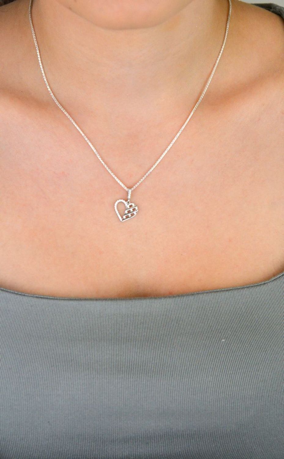 Zawieszka srebrna w kształcie serca DIA-ZAW-13332-925, zdobiona cyrkoniami. Próba 925, długość z oczkiem 2,0 cm, szerokość 1,4 cm, waga 0,90 g. Klasyczna, delikatna i kobieca.1.jpg