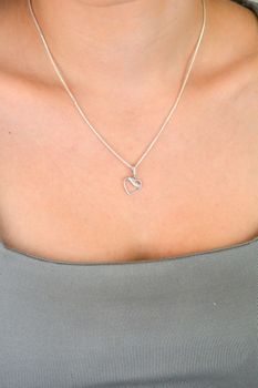 Zawieszka damska DIA-ZAW-13333-925 – srebro próby 925, serduszko z cyrkoniami. Wymiary 2,0 x 1,3 cm, waga 0,80 g. Delikatna i elegancka biżuteria idealna na prezent lub na co dzień (4).JPG