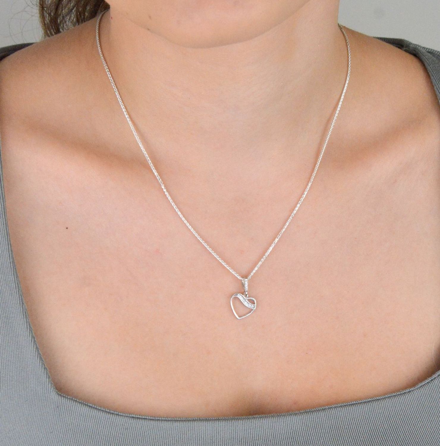 Zawieszka damska DIA-ZAW-13333-925 – srebro próby 925, serduszko z cyrkoniami. Wymiary 2,0 x 1,3 cm, waga 0,80 g. Delikatna i elegancka biżuteria idealna na prezent lub na co dzień.1.jpg