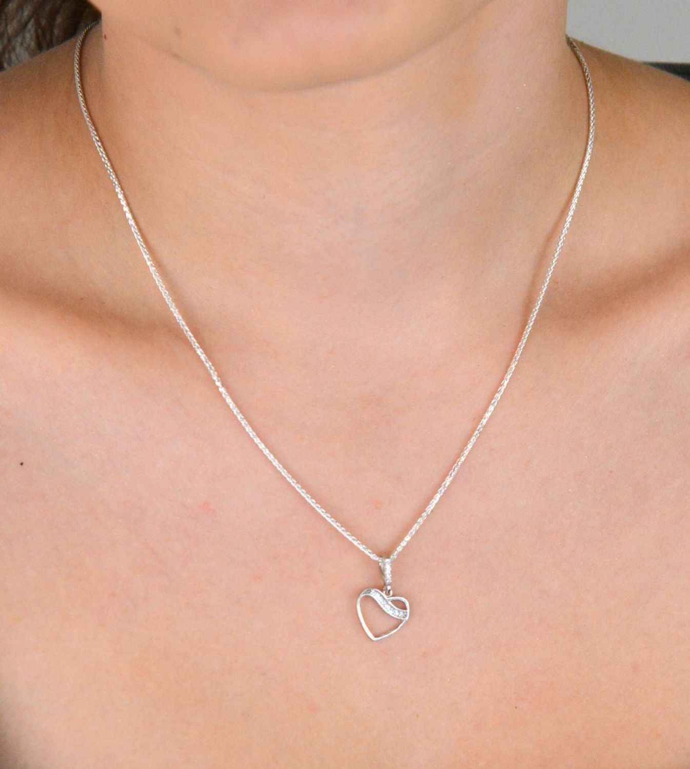 Zawieszka damska DIA-ZAW-13333-925 – srebro próby 925, serduszko z cyrkoniami. Wymiary 2,0 x 1,3 cm, waga 0,80 g. Delikatna i elegancka biżuteria idealna na prezent lub na co dzień.1.jpg