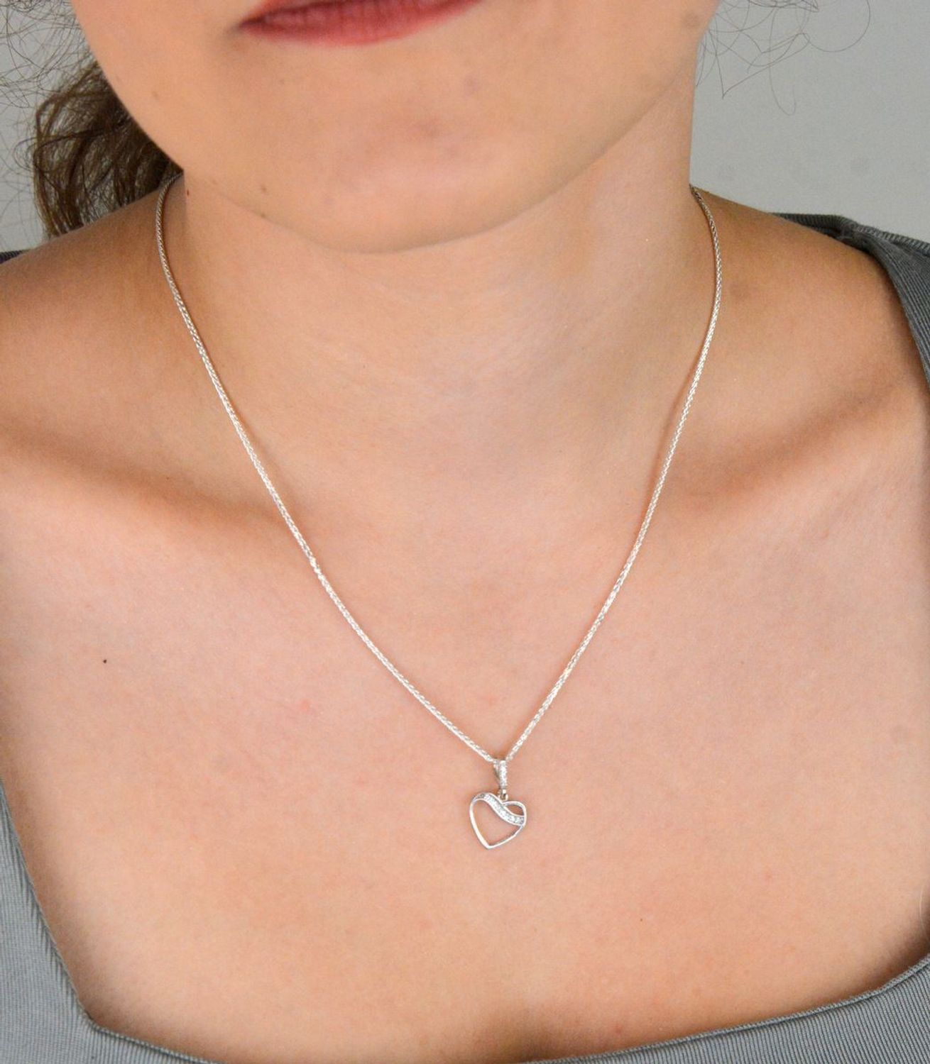 Zawieszka damska DIA-ZAW-13333-925 – srebro próby 925, serduszko z cyrkoniami. Wymiary 2,0 x 1,3 cm, waga 0,80 g. Delikatna i elegancka biżuteria idealna na prezent lub na co dzień.1.jpg