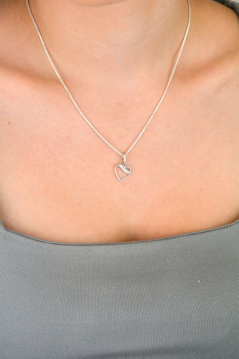 Zawieszka damska DIA-ZAW-13333-925 – srebro próby 925, serduszko z cyrkoniami. Wymiary 2,0 x 1,3 cm, waga 0,80 g. Delikatna i elegancka biżuteria idealna na prezent lub na co dzień.1.jpg