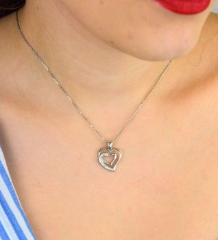 Zawieszka srebrna DIA-ZAW-13335-925 w kształcie dwóch serc, jedno ozdobione delikatną cyrkonią. Srebro próby 925, długość 2,0 cm, szerokość 1,5 cm, waga 1,80 g. Symboliczna i kobieca (3).JPG