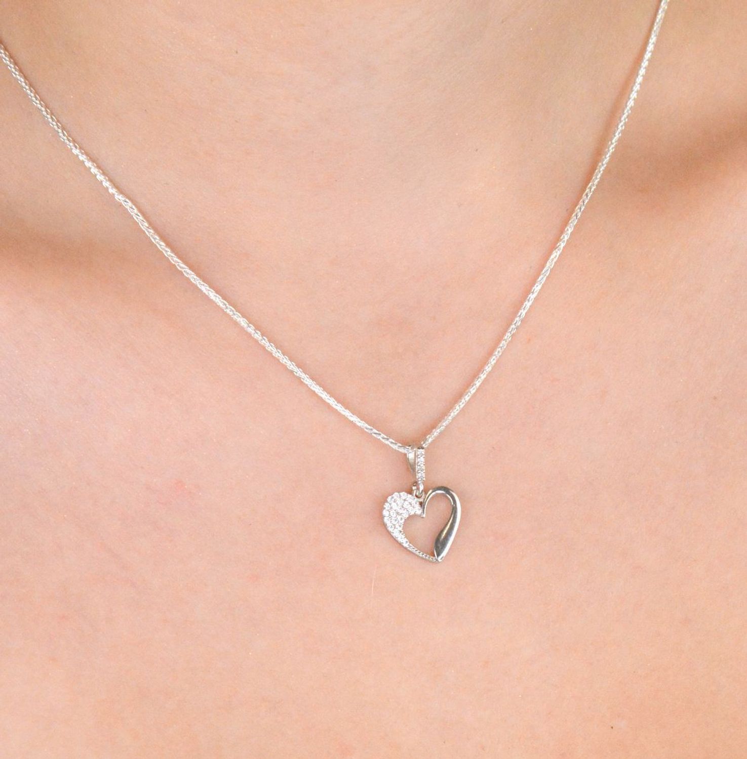 Elegancka srebrna zawieszka w kształcie serca, wykonana z najwyższej próby 925 i ozdobiona lśniącymi cyrkoniami. Waga 0,90 g, wymiary 1,3 x 2,0 cm. Idealna na prezent dla ukochanej.1.jpg