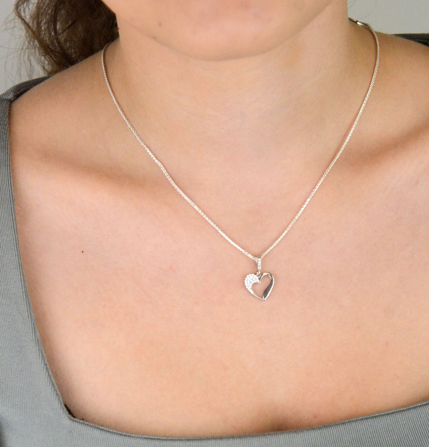 Elegancka srebrna zawieszka w kształcie serca, wykonana z najwyższej próby 925 i ozdobiona lśniącymi cyrkoniami. Waga 0,90 g, wymiary 1,3 x 2,0 cm. Idealna na prezent dla ukochanej.1.jpg