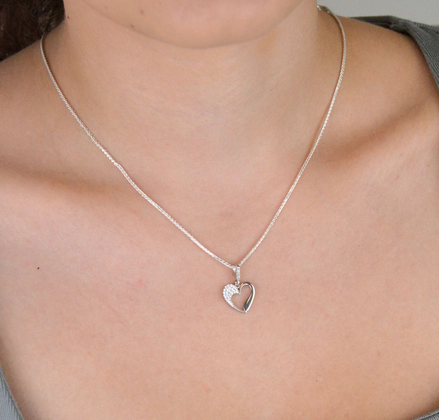 Elegancka srebrna zawieszka w kształcie serca, wykonana z najwyższej próby 925 i ozdobiona lśniącymi cyrkoniami. Waga 0,90 g, wymiary 1,3 x 2,0 cm. Idealna na prezent dla ukochanej.1.jpg