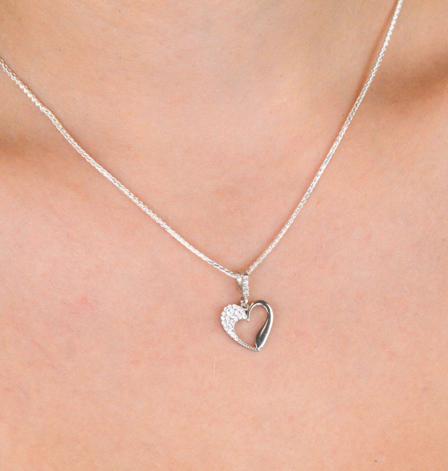 Elegancka srebrna zawieszka w kształcie serca, wykonana z najwyższej próby 925 i ozdobiona lśniącymi cyrkoniami. Waga 0,90 g, wymiary 1,3 x 2,0 cm. Idealna na prezent dla ukochanej.1.jpg