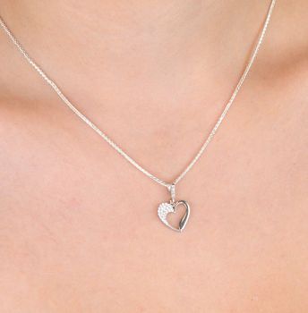 Elegancka srebrna zawieszka w kształcie serca, wykonana z najwyższej próby 925 i ozdobiona lśniącymi cyrkoniami. Waga 0,90 g, wymiary 1,3 x 2,0 cm. Idealna na prezent dla ukochanej (1).JPG