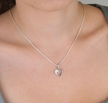Elegancka srebrna zawieszka w kształcie serca, wykonana z najwyższej próby 925 i ozdobiona lśniącymi cyrkoniami. Waga 0,90 g, wymiary 1,3 x 2,0 cm. Idealna na prezent dla ukochanej (3).JPG