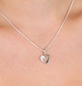 Elegancka srebrna zawieszka w kształcie serca, wykonana z najwyższej próby 925 i ozdobiona lśniącymi cyrkoniami. Waga 0,90 g, wymiary 1,3 x 2,0 cm. Idealna na prezent dla ukochanej (4).JPG