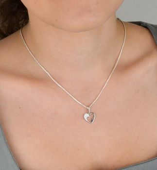 Elegancka srebrna zawieszka w kształcie serca, wykonana z najwyższej próby 925 i ozdobiona lśniącymi cyrkoniami. Waga 0,90 g, wymiary 1,3 x 2,0 cm. Idealna na prezent dla ukochanej (5).JPG
