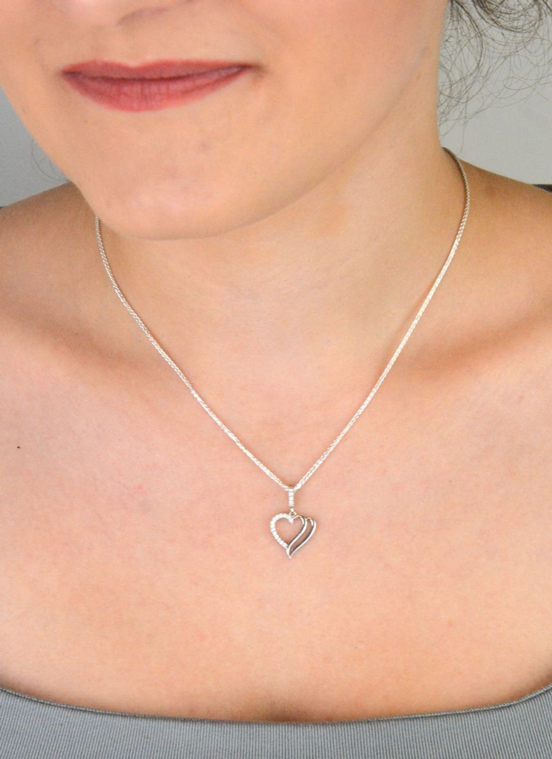 Romantyczna zawieszka srebrna DIA-ZAW-13338-925 w kształcie serca, zdobiona cyrkoniami. Srebro próby 925, waga 1,10 g, długość 2,2 cm, szerokość 1,5 cm. Idealna na prezent dla niej.1.jpg