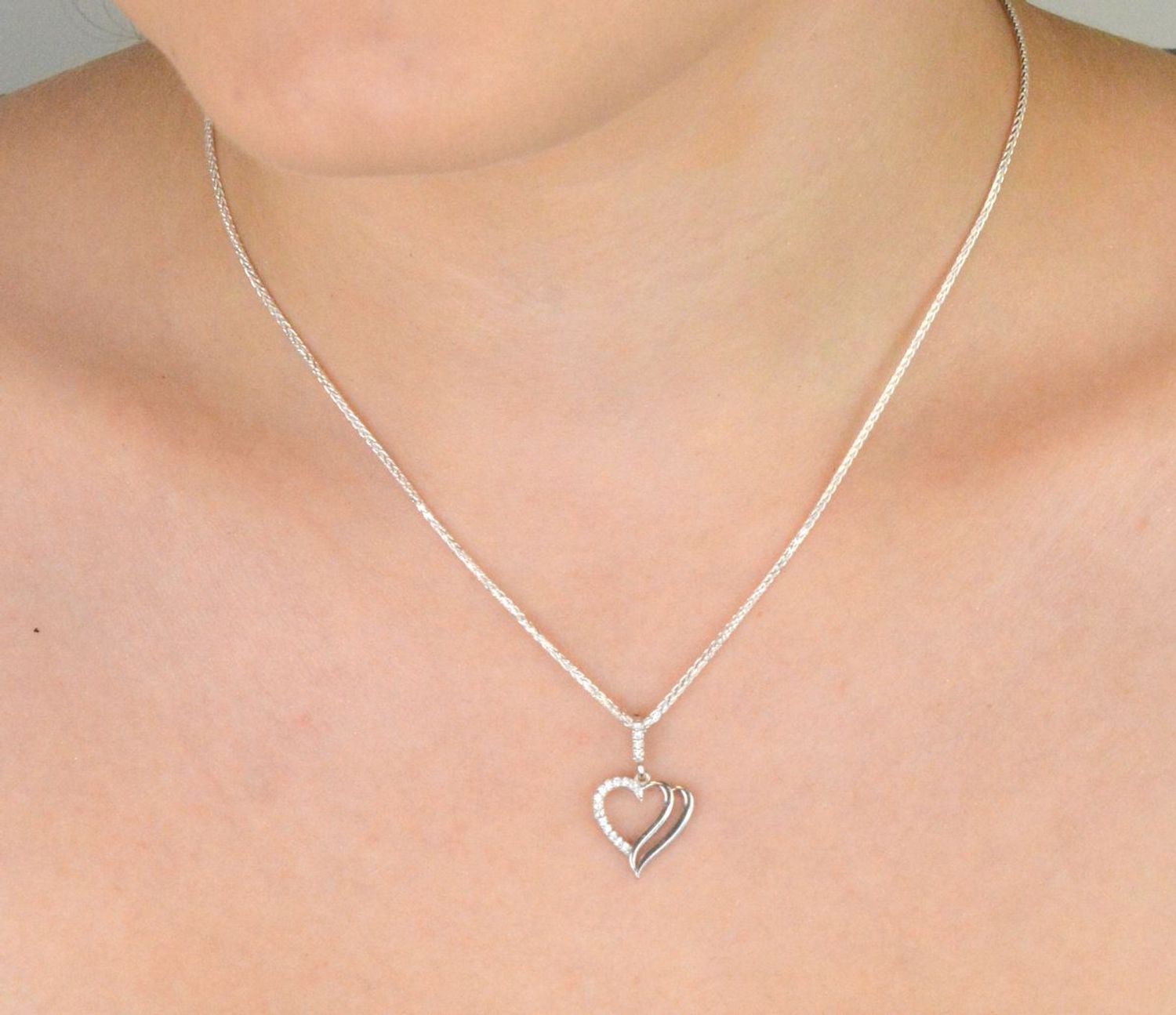 Romantyczna zawieszka srebrna DIA-ZAW-13338-925 w kształcie serca, zdobiona cyrkoniami. Srebro próby 925, waga 1,10 g, długość 2,2 cm, szerokość 1,5 cm. Idealna na prezent dla niej.1.jpg