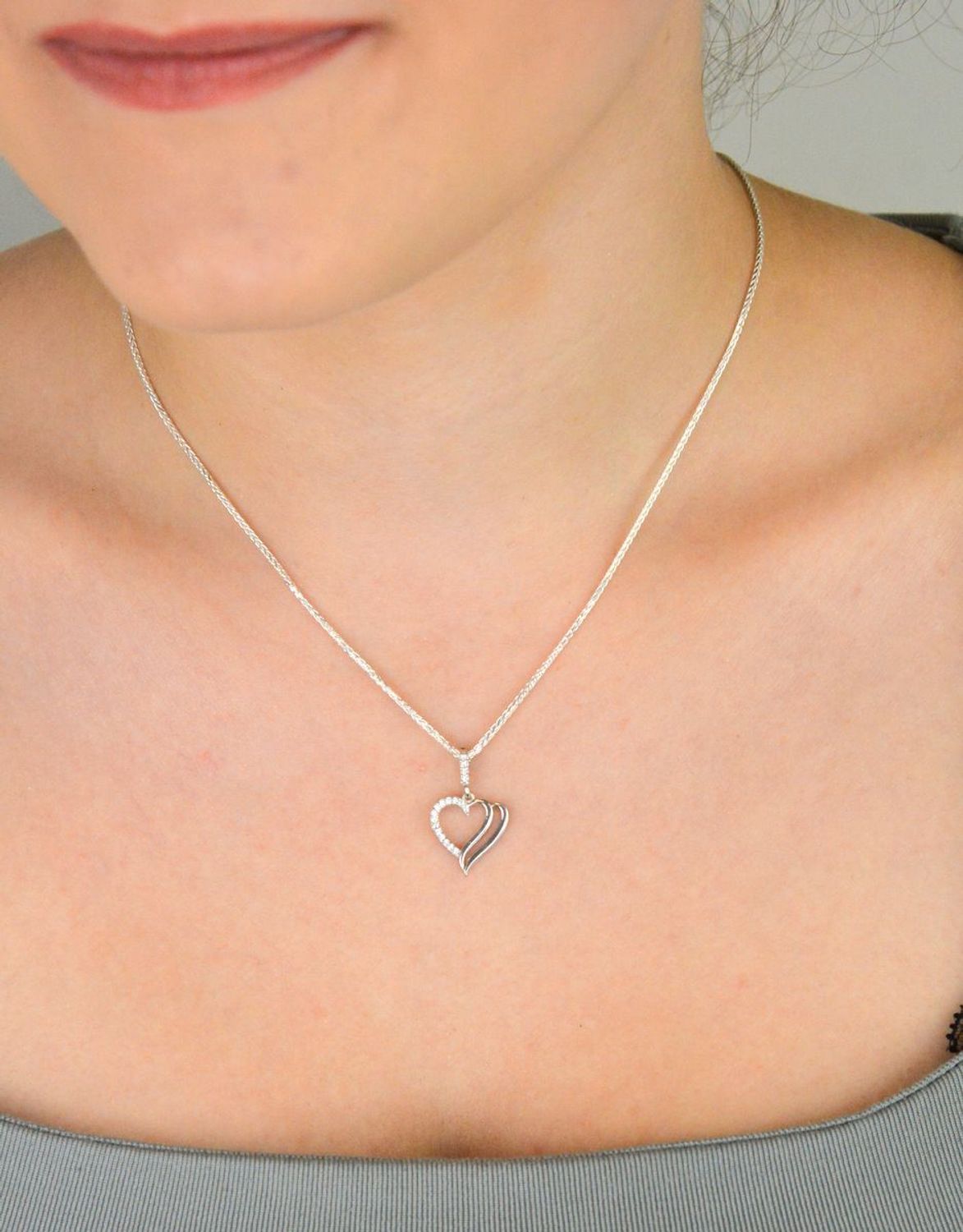 Romantyczna zawieszka srebrna DIA-ZAW-13338-925 w kształcie serca, zdobiona cyrkoniami. Srebro próby 925, waga 1,10 g, długość 2,2 cm, szerokość 1,5 cm. Idealna na prezent dla niej.1.jpg