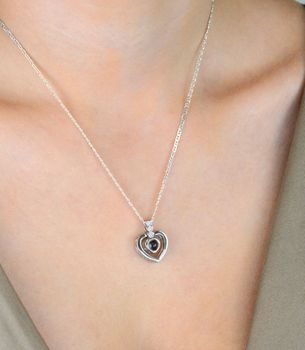 Damska srebrna zawieszka serce z cyrkoniami i lupką z napisem „kocham Cię” w różnych językach. Wymiary 1,5x2,0 cm, waga 3,40 g, próba srebra 925 (5).JPG