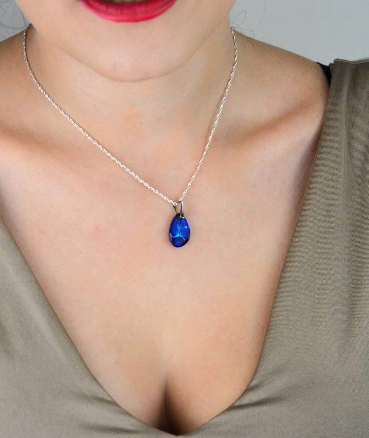 Owalna zawieszka damska ze srebra 925 z granatowym kamieniem syntetycznym. Elegancka biżuteria o wymiarach 2,5 x 1,1 cm i wadze 1,40 g. Model DIA-ZAW-13493-925 – wyraz klasy i koloru.1.jpg