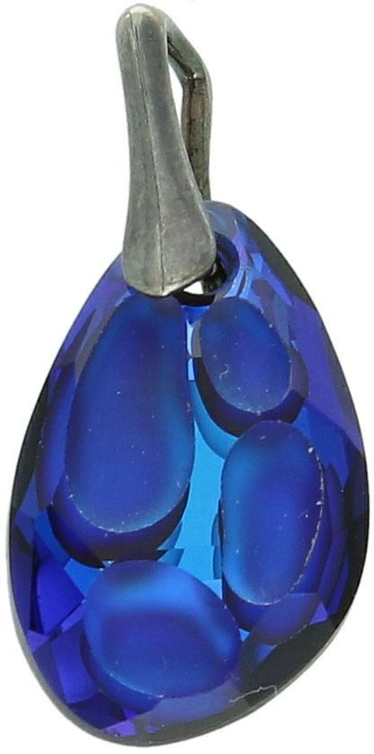 Owalna zawieszka damska ze srebra 925 z granatowym kamieniem syntetycznym. Elegancka biżuteria o wymiarach 2,5 x 1,1 cm i wadze 1,40 g. Model DIA-ZAW-13493-925 – wyraz klasy i koloru.1.jpg