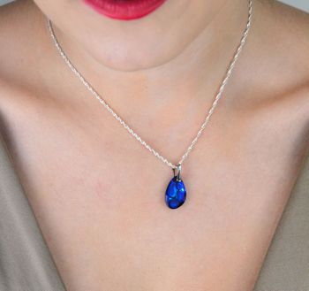 Owalna zawieszka damska ze srebra 925 z granatowym kamieniem syntetycznym. Elegancka biżuteria o wymiarach 2,5 x 1,1 cm i wadze 1,40 g. Model DIA-ZAW-13493-925 – wyraz klasy i koloru (1).JPG
