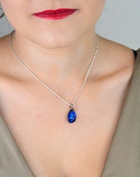 Owalna zawieszka damska ze srebra 925 z granatowym kamieniem syntetycznym. Elegancka biżuteria o wymiarach 2,5 x 1,1 cm i wadze 1,40 g. Model DIA-ZAW-13493-925 – wyraz klasy i koloru (2).JPG