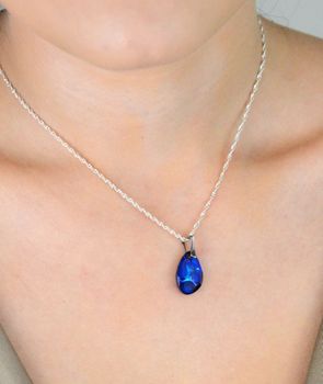 Owalna zawieszka damska ze srebra 925 z granatowym kamieniem syntetycznym. Elegancka biżuteria o wymiarach 2,5 x 1,1 cm i wadze 1,40 g. Model DIA-ZAW-13493-925 – wyraz klasy i koloru (3).JPG