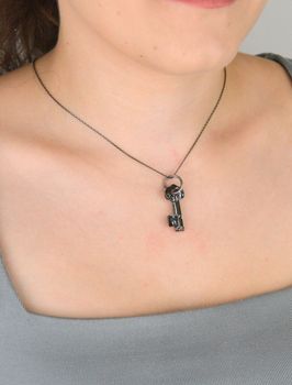 Zawieszka damska srebrna 925 w kształcie klucza z czarnym kryształem Swarovskiego. Długość 3,5 cm. Elegancka ozdoba i idealny prezent (2).JPG