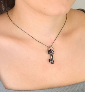 Zawieszka damska srebrna 925 w kształcie klucza z czarnym kryształem Swarovskiego. Długość 3,5 cm. Elegancka ozdoba i idealny prezent (3).JPG