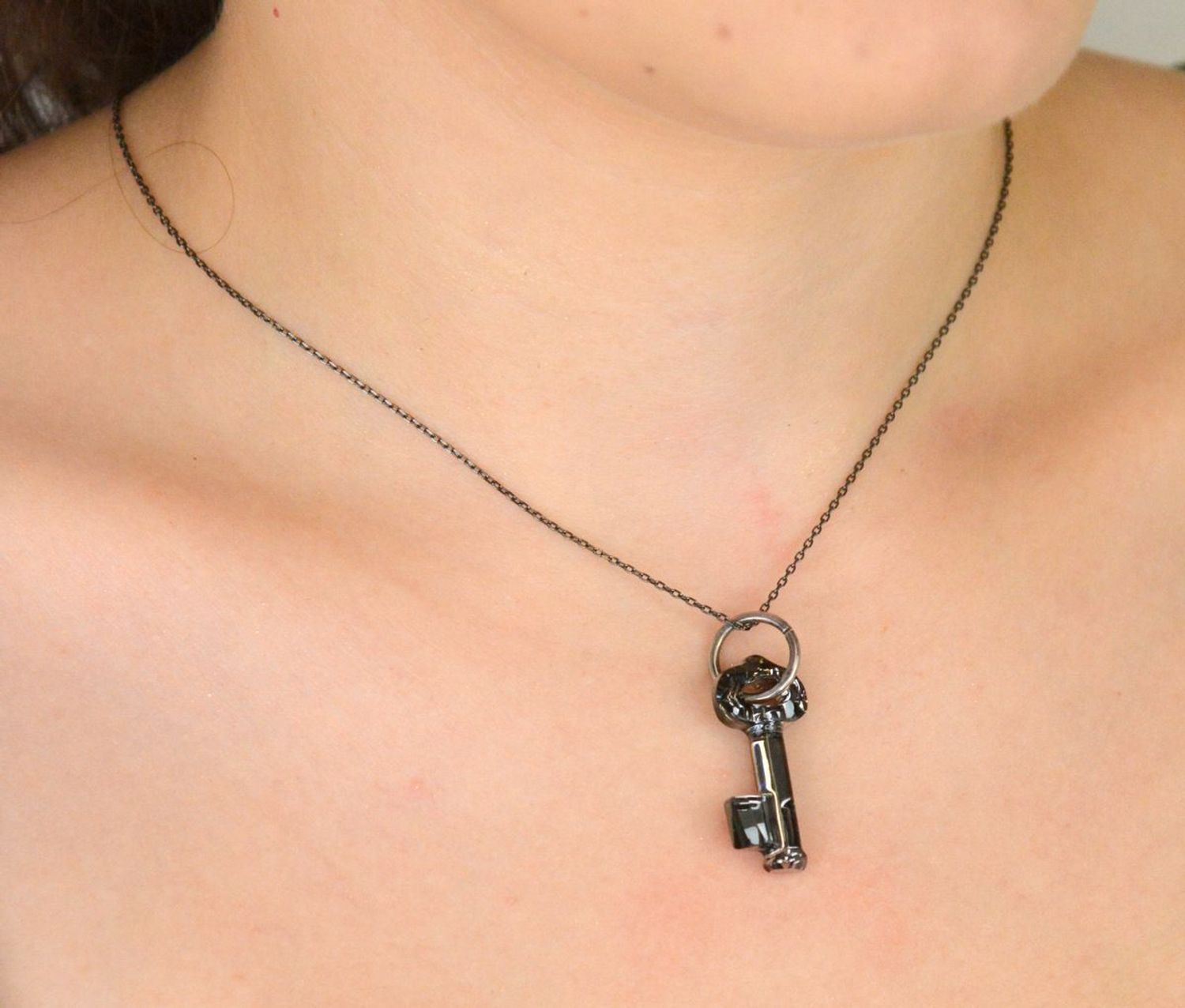 Zawieszka damska srebrna 925 w kształcie klucza z czarnym kryształem Swarovskiego. Długość 3,5 cm. Elegancka ozdoba i idealny prezent.1.jpg