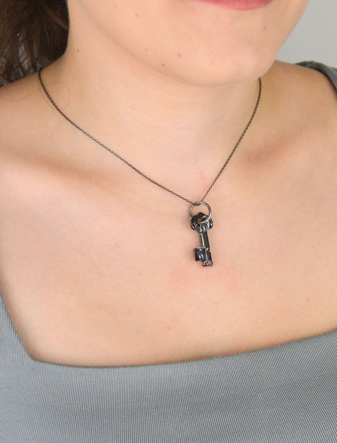 Zawieszka damska srebrna 925 w kształcie klucza z czarnym kryształem Swarovskiego. Długość 3,5 cm. Elegancka ozdoba i idealny prezent.1.jpg