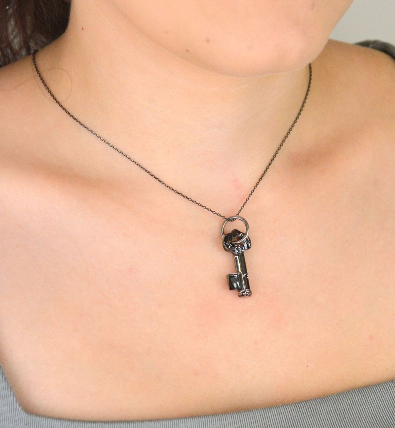 Zawieszka damska srebrna 925 w kształcie klucza z czarnym kryształem Swarovskiego. Długość 3,5 cm. Elegancka ozdoba i idealny prezent.1.jpg