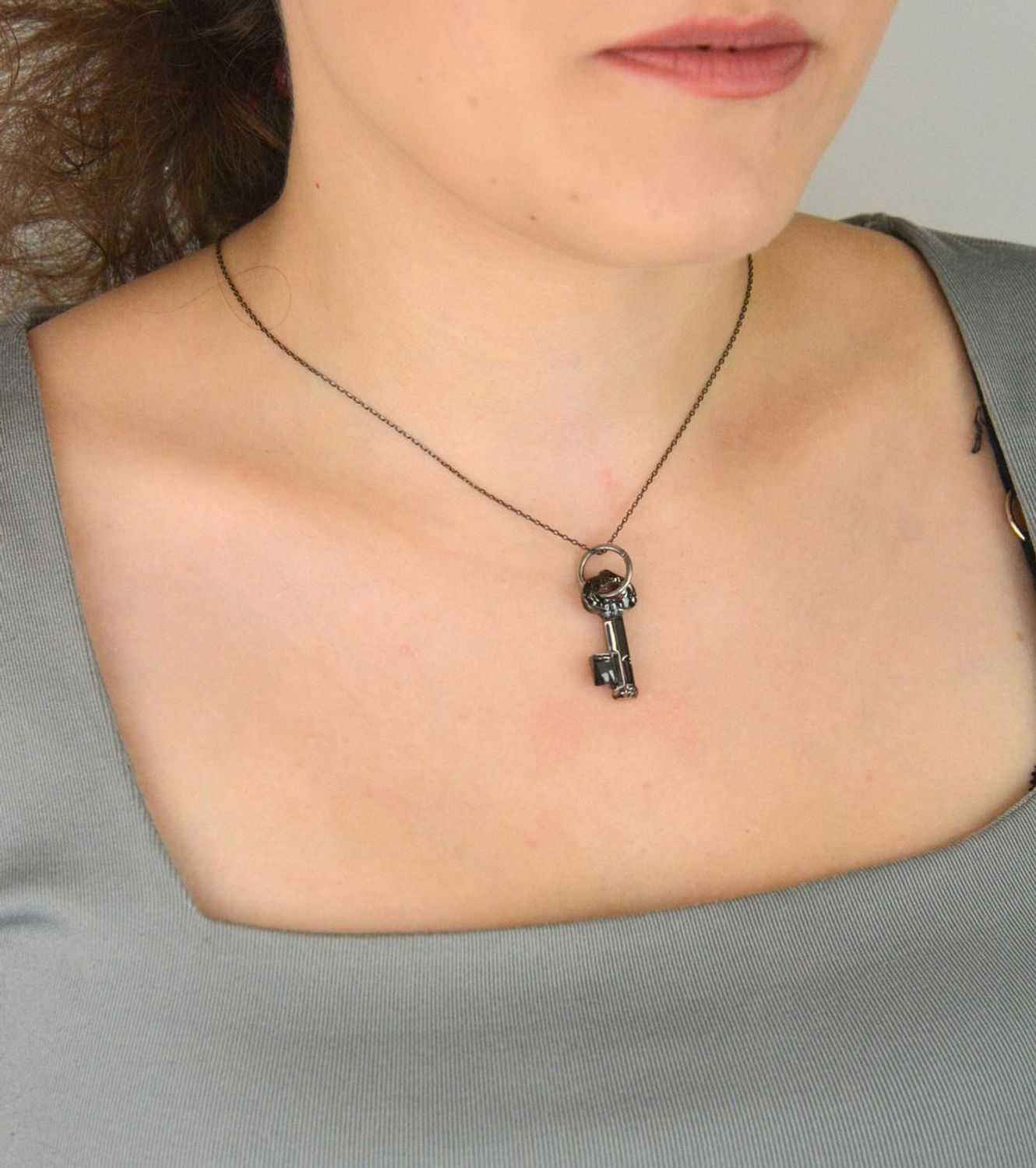 Zawieszka damska srebrna 925 w kształcie klucza z czarnym kryształem Swarovskiego. Długość 3,5 cm. Elegancka ozdoba i idealny prezent.1.jpg