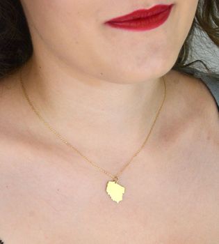 Złota zawieszka w kształcie mapy Polski z próby 585. Elegancka i symboliczna ozdoba na szyję – idealna na co dzień i na prezent. Waga 0,78 g, długość 2 cm (1).JPG