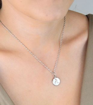 Srebrny medalik szkaplerz – okrągły, dwustronna zawieszka z wizerunkami świętych. Wykonany ze srebra próby 925, średnica 1,5 cm. Idealny prezent sakralny. Prezent na Chrzest, Komunię Św (2).JPG
