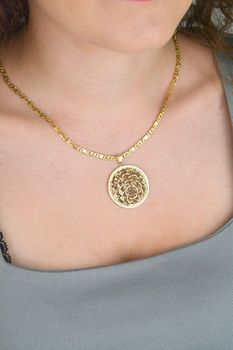 Złota zawieszka damska próby 585 z ażurowym wzorem. Okrągła forma, średnica 3,4 cm, elegancki design i precyzyjne wykonanie. Idealna do łańcuszka (1).JPG