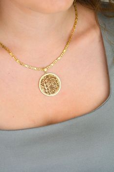 Złota zawieszka damska próby 585 z ażurowym wzorem. Okrągła forma, średnica 3,4 cm, elegancki design i precyzyjne wykonanie. Idealna do łańcuszka (3).JPG