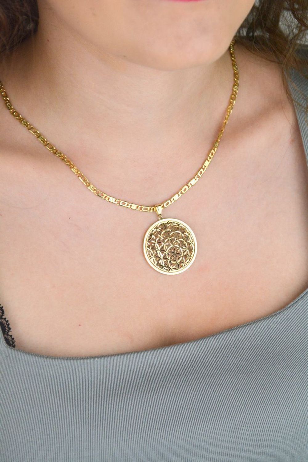 Złota zawieszka damska próby 585 z ażurowym wzorem. Okrągła forma, średnica 3,4 cm, elegancki design i precyzyjne wykonanie. Idealna do łańcuszka.1.jpg