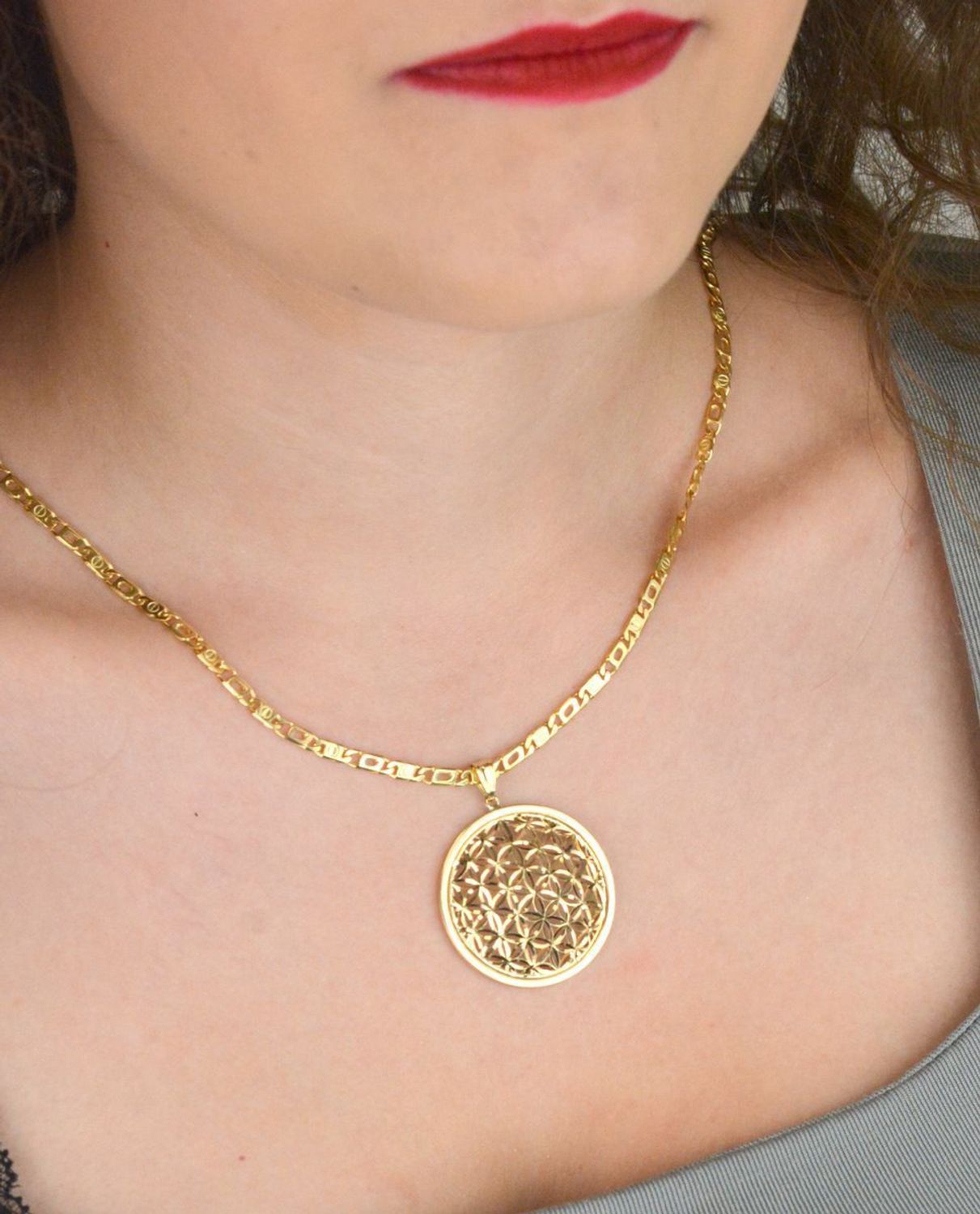 Złota zawieszka damska próby 585 z ażurowym wzorem. Okrągła forma, średnica 3,4 cm, elegancki design i precyzyjne wykonanie. Idealna do łańcuszka.1.jpg