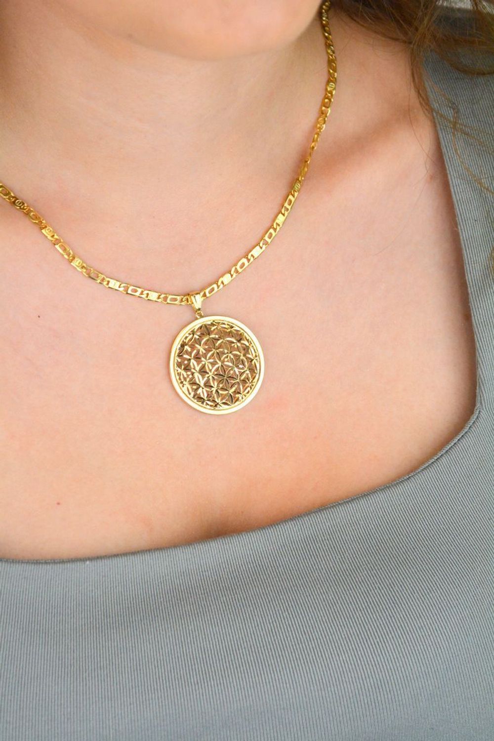 Złota zawieszka damska próby 585 z ażurowym wzorem. Okrągła forma, średnica 3,4 cm, elegancki design i precyzyjne wykonanie. Idealna do łańcuszka.1.jpg