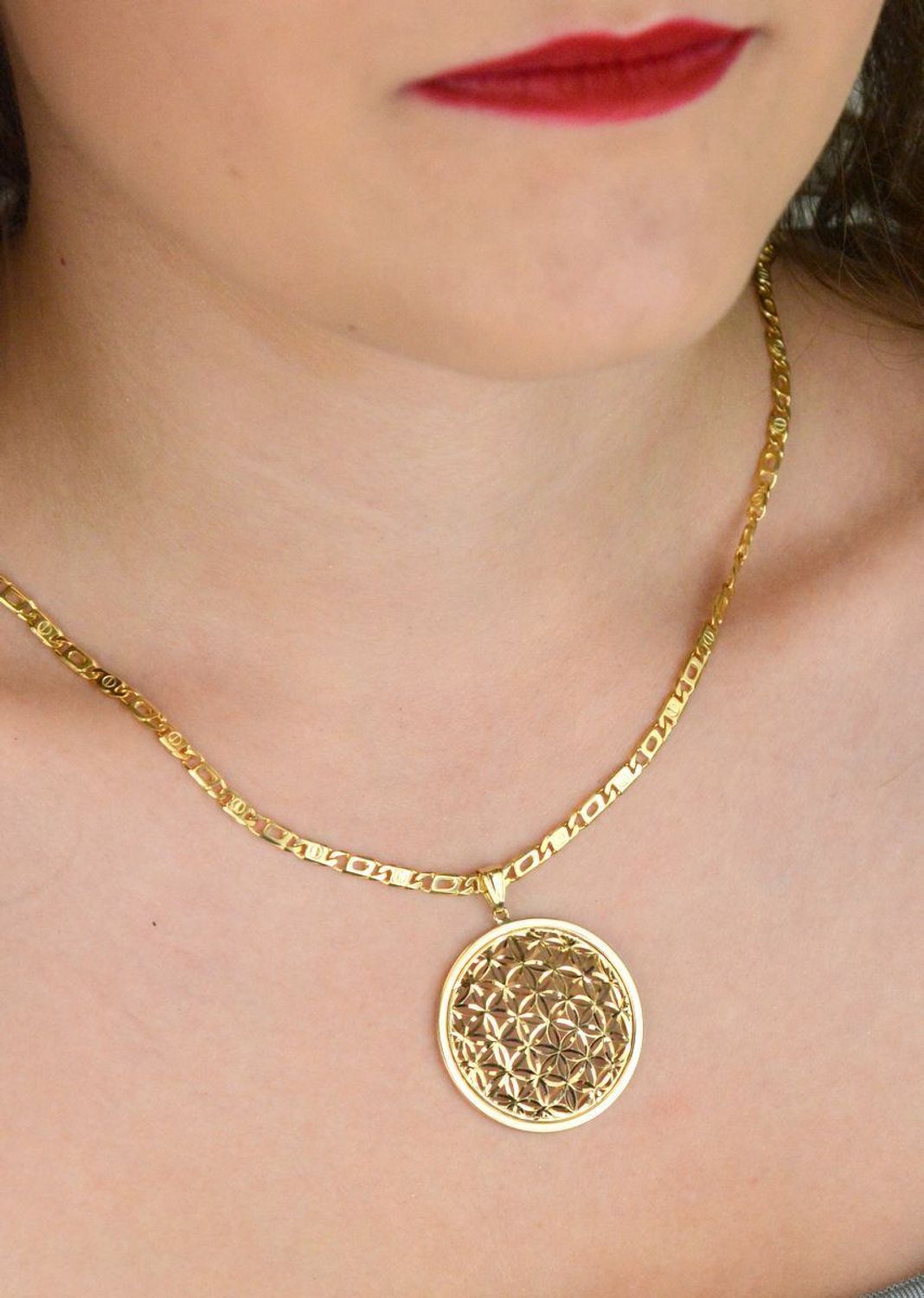 Złota zawieszka damska próby 585 z ażurowym wzorem. Okrągła forma, średnica 3,4 cm, elegancki design i precyzyjne wykonanie. Idealna do łańcuszka.1.jpg