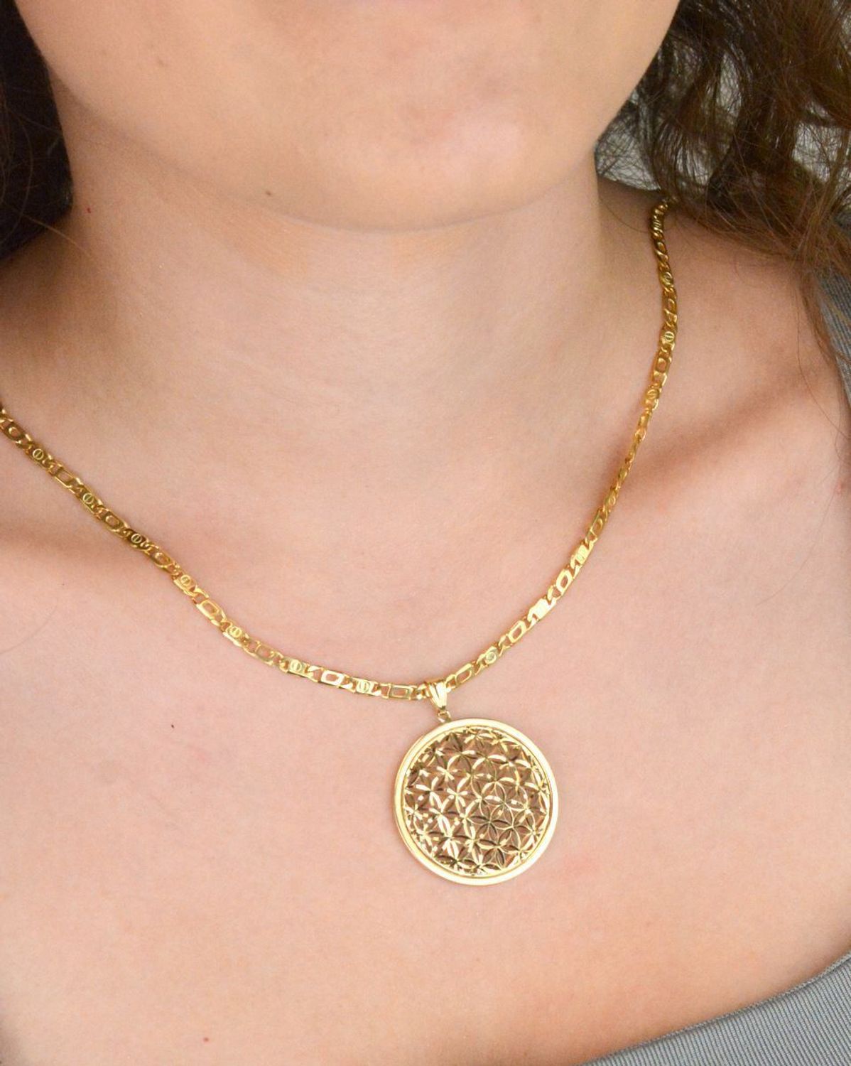 Złota zawieszka damska próby 585 z ażurowym wzorem. Okrągła forma, średnica 3,4 cm, elegancki design i precyzyjne wykonanie. Idealna do łańcuszka.1.jpg