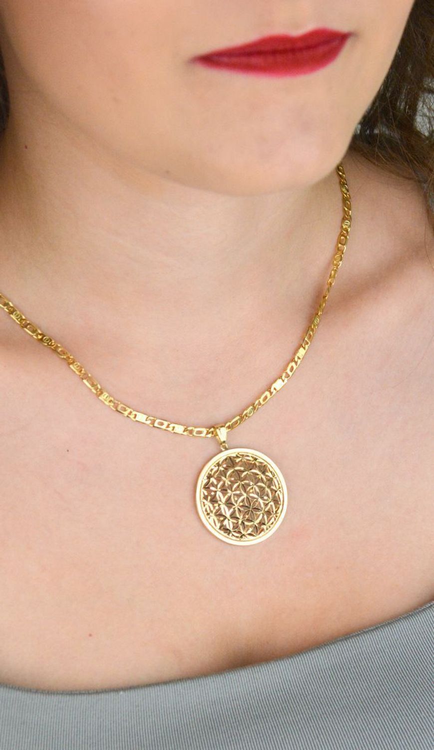 Złota zawieszka damska próby 585 z ażurowym wzorem. Okrągła forma, średnica 3,4 cm, elegancki design i precyzyjne wykonanie. Idealna do łańcuszka.1.jpg