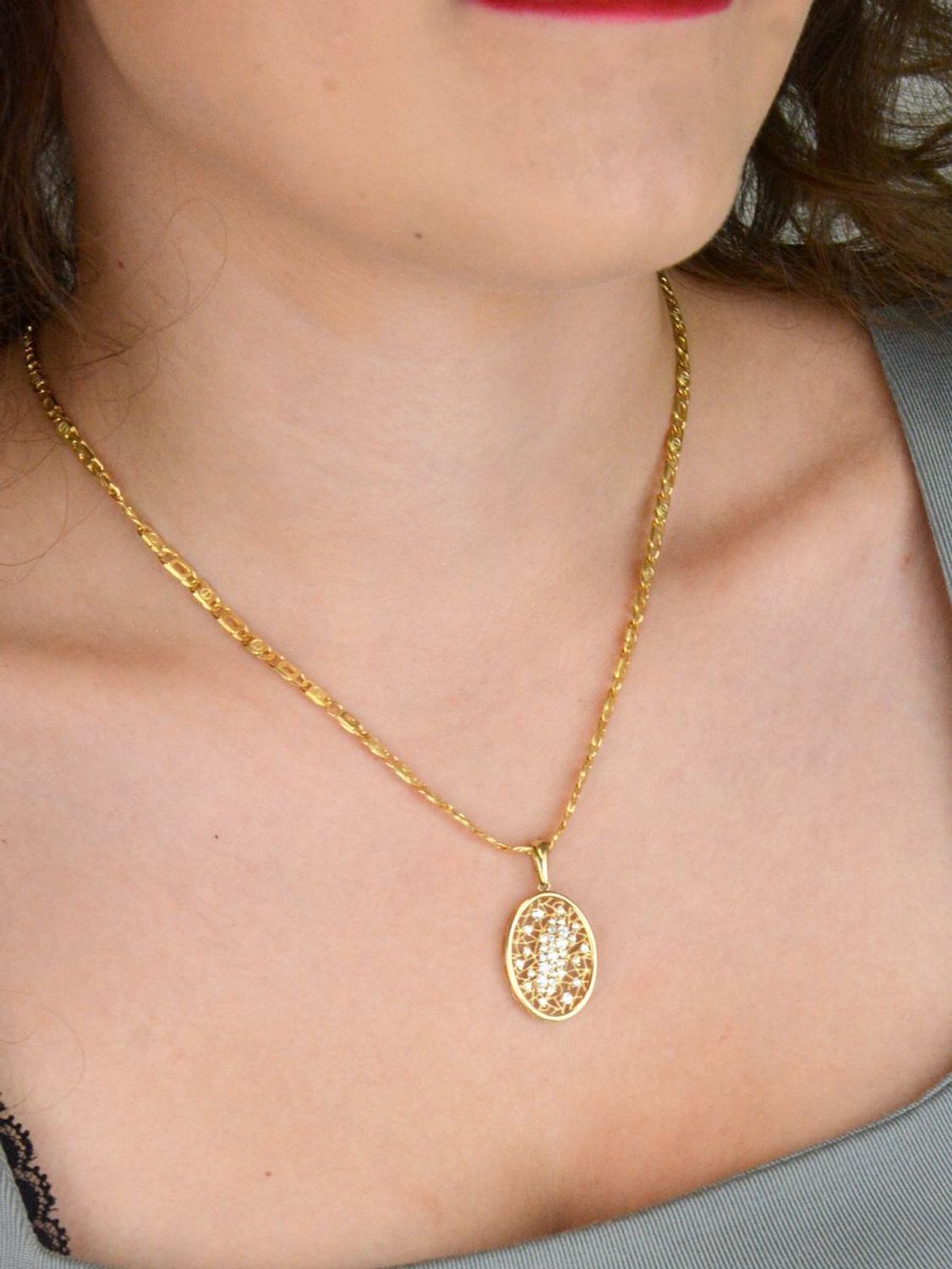 Złota zawieszka damska próby 585 o owalnym, ażurowym kształcie, zdobiona cyrkoniami. Wymiary 2,3 x 1,7 cm, waga 2,62 g. Elegancka i kobieca.1.jpg